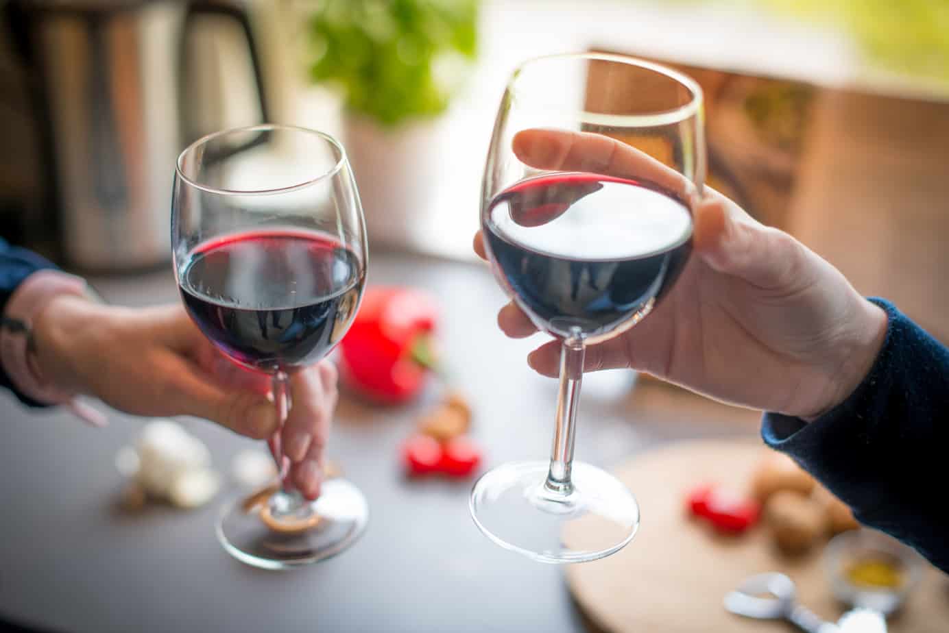 Czerwone wino przed snem sposobem na zbędne kilogramy – sprawdzona metoda gwiazd czy kolejna wymówka?