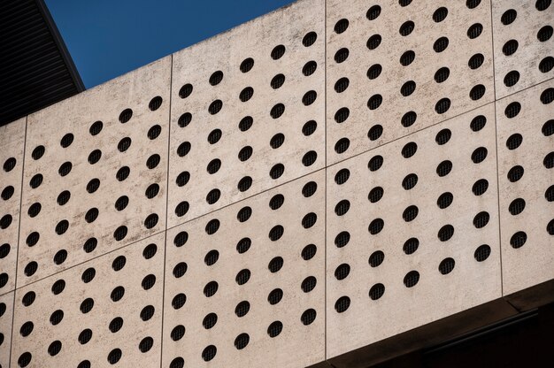 Jakie są zalety stosowania blach perforowanych w nowoczesnych projektach architektonicznych?