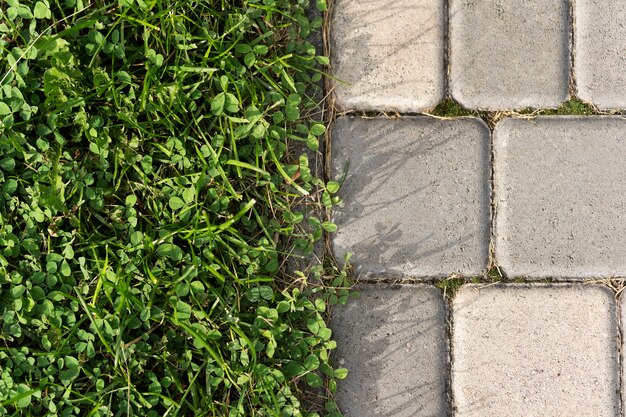 Jak stworzyć harmonijną przestrzeń ogrodową z wykorzystaniem naturalnych materiałów?