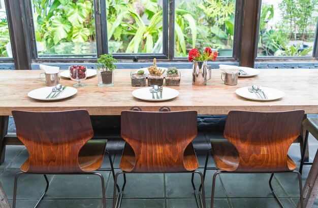 Jak wybrać idealny stół do jadalni, który łączy trwałość z elegancją?