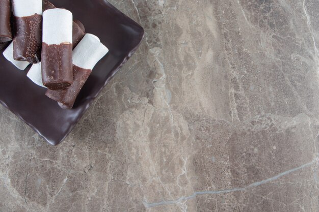 Jakie korzyści niesie za sobą wybór eleganckich płytek kamiennych do wnętrz?